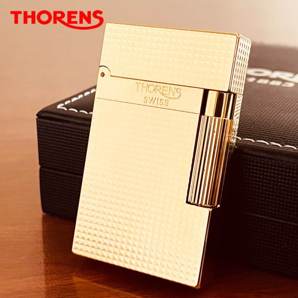Зажигалка газовая Thorens с изысканным рельефным узором в золотом цвете.