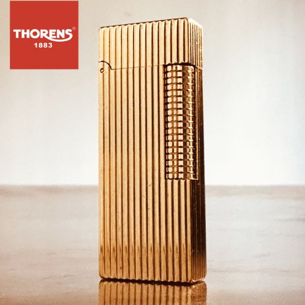 Элегантная зажигалка THORENS с вертикальной фактурой в золотом цвете.