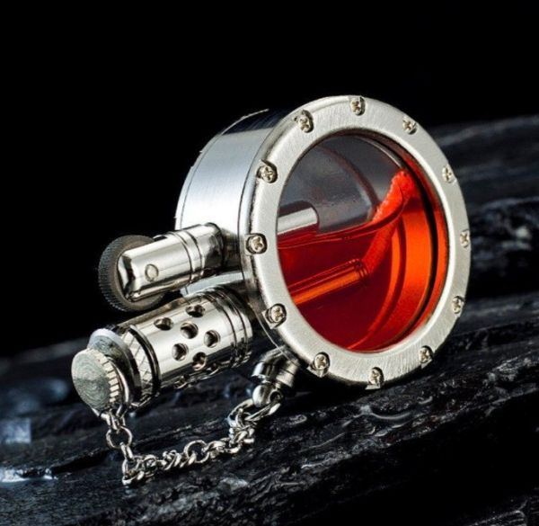 Винтажная бензиновая зажигалка серебристого цвета