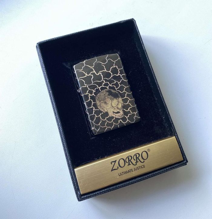 Бензиновая зажигалка Zorro с гравировкой «Череп» (глянцевая черная) в подарочной упаковке