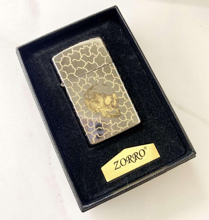 Бензиновая зажигалка ZORRO подобрана с рельефным узором и изображением черепа (глянцевая серебристая)