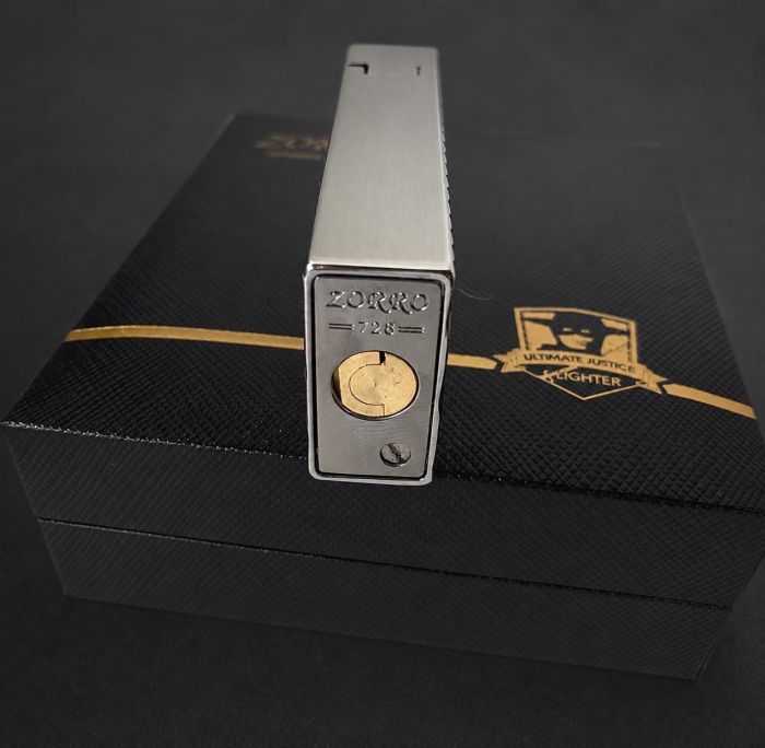 Бензиновая зажигалка Zorro 728 Premium в подарочной упаковке - Серебристая с диагональным рельефом