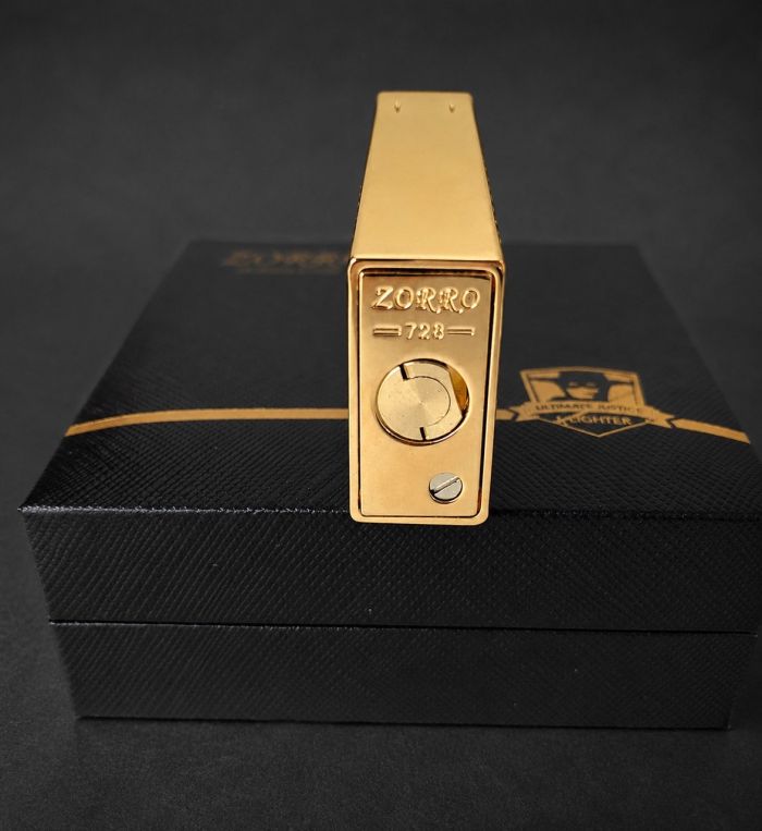Бензиновая зажигалка Zorro 728 Premium в подарочной упаковке - Золотистая с диагональным рельефом