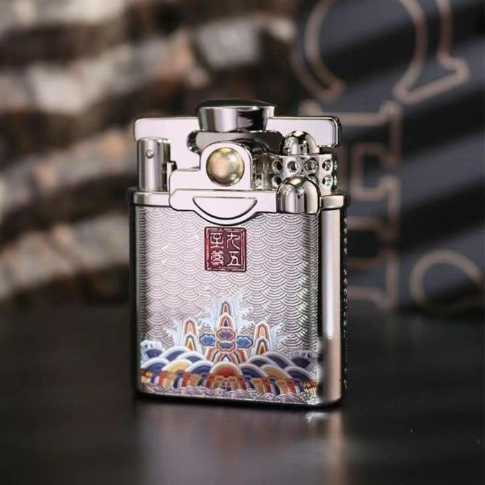 Эксклюзивная бензиновая зажигалка Chief украшена текстурным узором