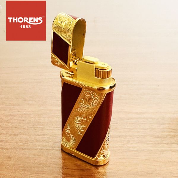 Эксклюзивная зажигалка THORENS в бордовом цвете с золотыми узорами.