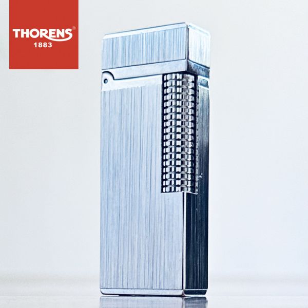 Минималистичная газовая зажигалка Thorens в серебряном цвете.