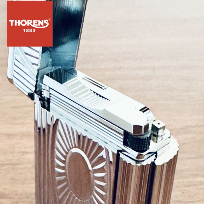 Эксклюзивная зажигалка THORENS с изысканным дизайном в серебряном цвете.