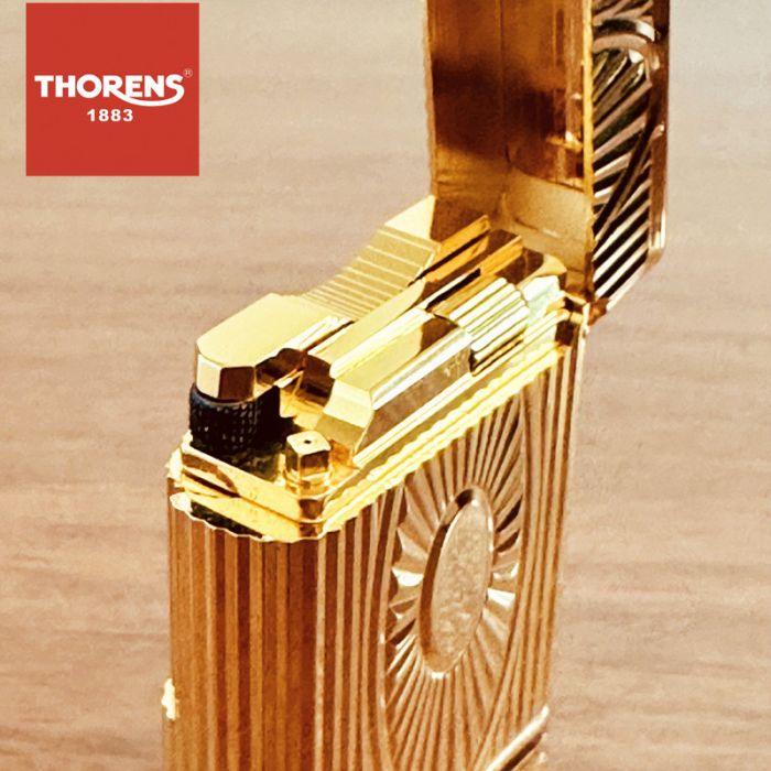 Эксклюзивная зажигалка THORENS с изысканным дизайном в золотом цвете.