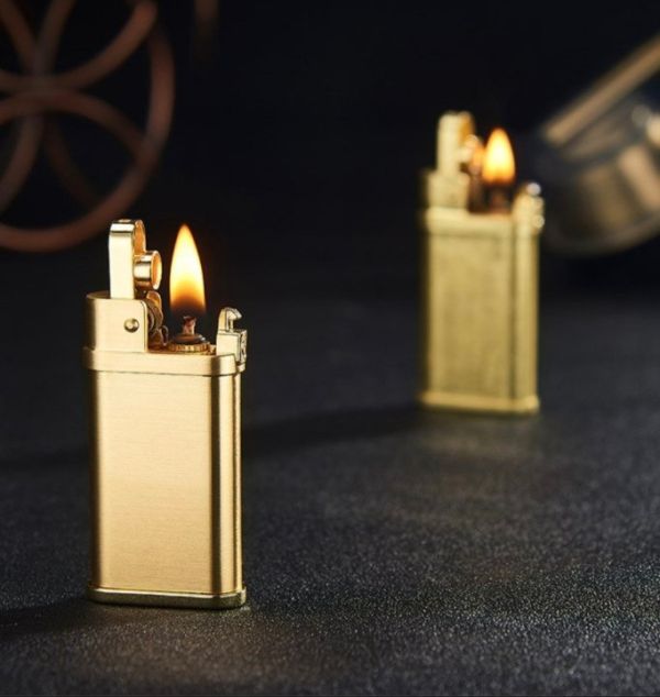 Элегантная бензиновая  зажигалка в золотистом корпусе