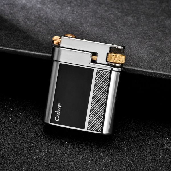 Зажигалка бензиновая Chief в серебристо черном корпусе