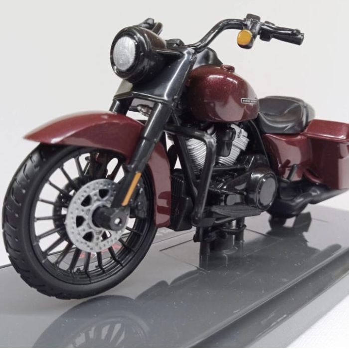 Коллекционная модель мотоцикла Harley-Davidson 2017 Road King Special (1:18) от Maisto