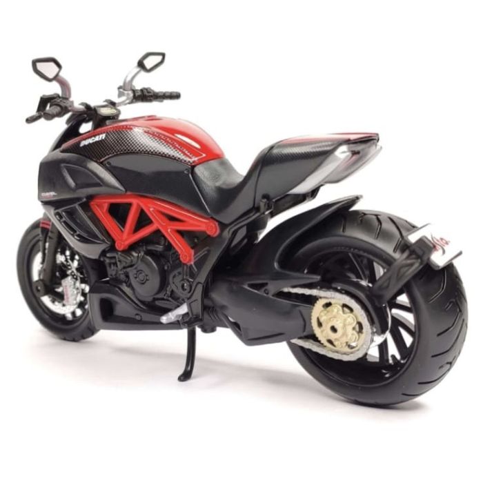 Коллекционная модель мотоцикла Maisto Ducati Diavel Carbon (Масштаб 1:18)
