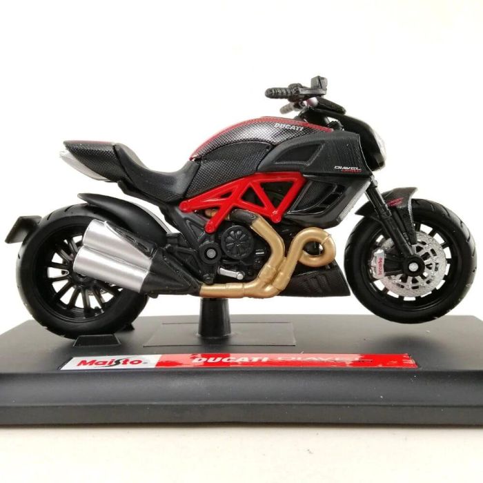 Коллекционная модель мотоцикла Maisto Ducati Diavel Carbon (Масштаб 1:18)
