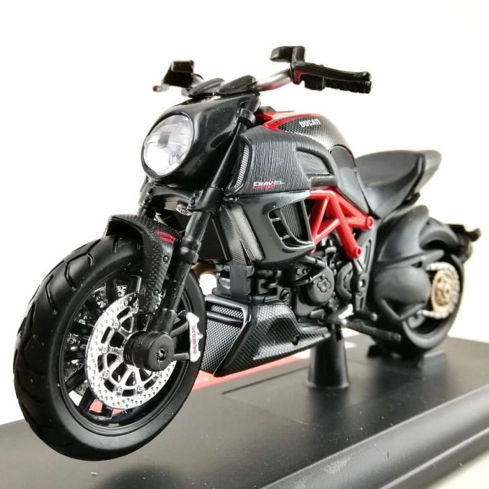 Коллекционная модель мотоцикла Maisto Ducati Diavel Carbon (Масштаб 1:18)