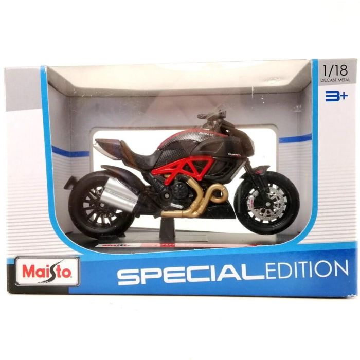Коллекционная модель мотоцикла Maisto Ducati Diavel Carbon (Масштаб 1:18)