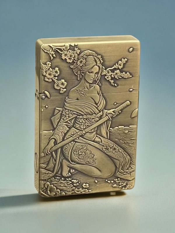 Бензиновая зажигалка KOJI серия GelanG «Самурайская эстетика: Девушка с катаной»