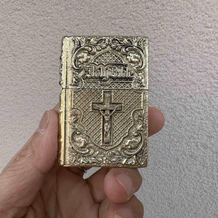 Эксклюзивная бензиновая зажигалка Zippo "Holy Bible" - Коллекционная модель в деревянном боксе