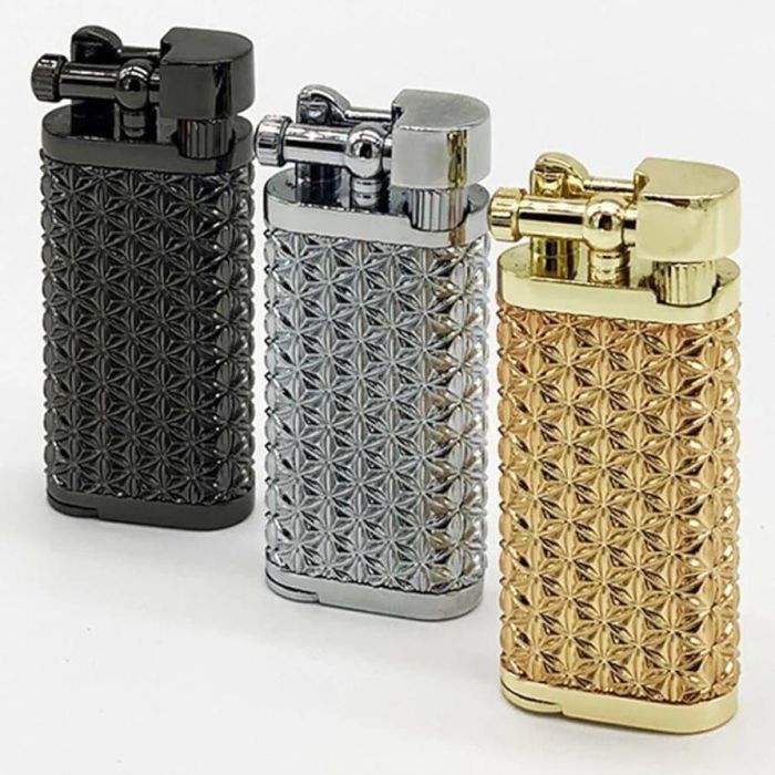 Элитная газовая зажигалка Spunk Золотистая с рельефным узором и полуавтоматическим механизмом