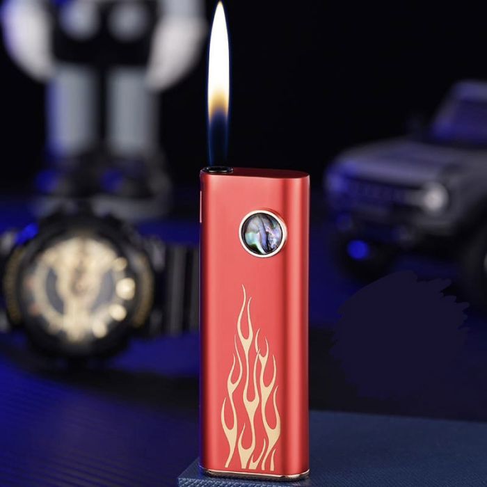 Газовая индукционная зажигалка красного цвета украшена золотистым узором в виде языков пламени