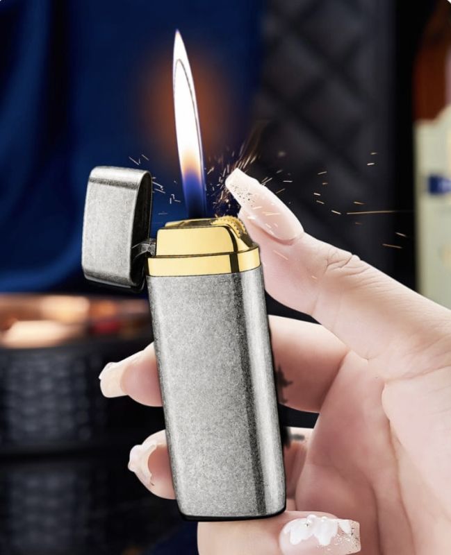 Элегантная газовая кремниевая зажигалка Sarike Серебристая с эффектом потертого металла и с золотистой вставкой
