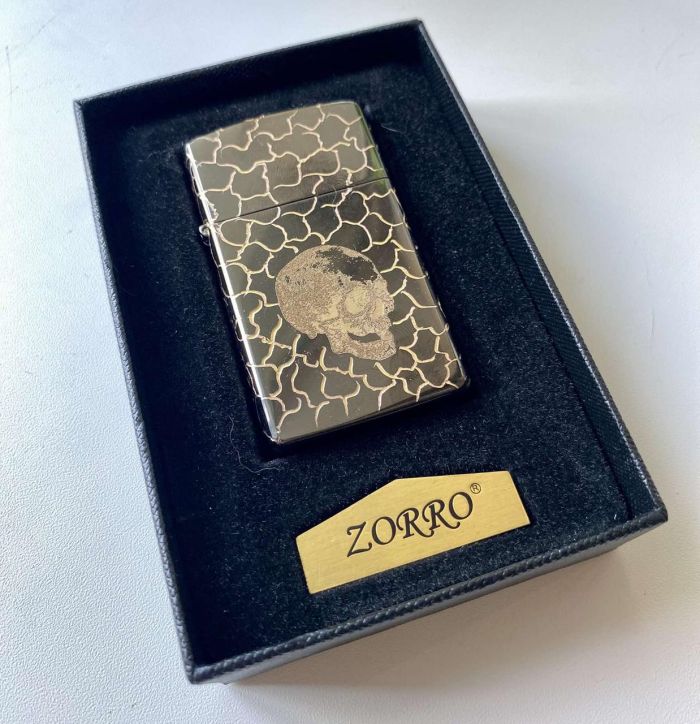 Бензиновая зажигалка ZORRO с рельефным узором и изображением черепа (глянцевая черная)