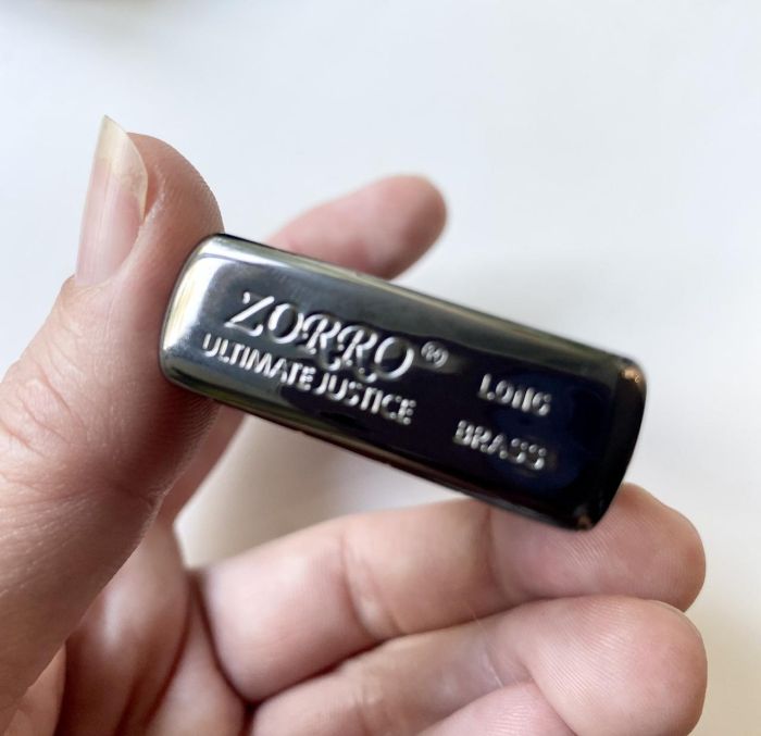 Бензиновая зажигалка ZORRO с рельефным узором и изображением черепа (глянцевая черная)