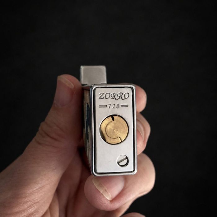 Эксклюзивная бензиновая зажигалка Zorro с текстурированной вставкой